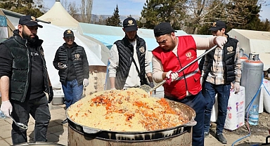 Özbekler depremzede soydaşlarını yalnız bırakmadı