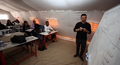 Samandağ'da depremzede gönüllü öğretmenler çadır sınıflarda gençleri sınava hazırlıyor 