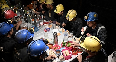 Somalı madencilerin iftar sofrası yerin metrelerce altında kuruluyor