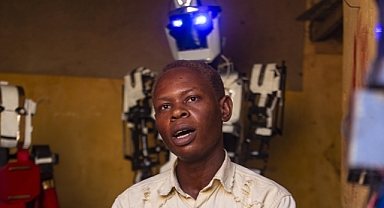 Sudanlı genç, atık malzemeleri robota dönüştürüyor