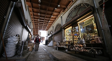 Tarihi Maraş Çarşısı'nda esnaf deprem sonrası kepenk açmaya başladı