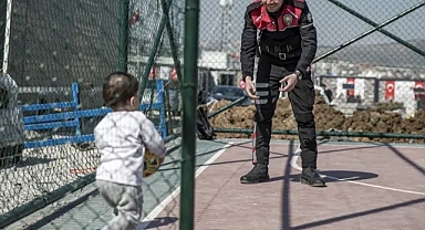 Yunus timleri güvenliğini sağladıkları konteyner kentteki çocuklarla oyunlar oynuyor 