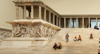  Zeus Sunağı, Bergama'dan Almanya'ya Nasıl Götürüldü?