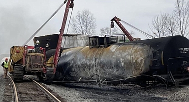 ABD'nin Ohio eyaletinde 3 Şubat'ta çevre felaketine yol açan tren kazası sonrası etraftan temizlenen 18 tondan fazla zehirli atığı taşıyan kamyon kaza yaptı.