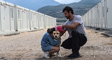 Ağır hasar alan evinden kurtardığı can dostu 