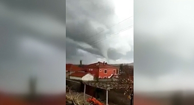 Aksaray'da hortum anı cep telefonu kamerasında