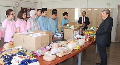 Amasya'da öğrenciler harçlıklarıyla depremzede aileler için yardım kolisi hazırladı