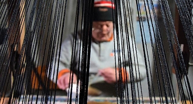 Babadan kalma atölyesinde, kullanılmayan giysilerin iplerinden yolluk ve kilim üretiyor