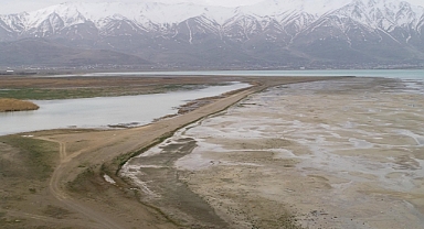Bahardaki yağışlara rağmen Van Gölü'ndeki çekilme devam ediyor
