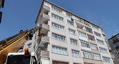 Bahçelievler'de kolonlarında çatlak tespit edilen 46 yıllık bina yıkılacak