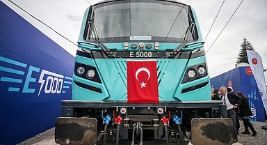 Bakan Dönmez, yerli ve milli imkanlarla geliştirilen E5000 tip elektrikli lokomotifi inceledi: