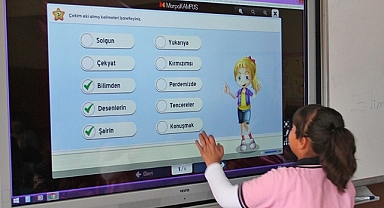 Bakan Özer, dersliklerdeki etkileşimli tahta sayısının yıl sonu 620 bine ulaşacağını açıkladı