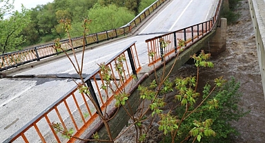 Balıkesir'de sağanak nedeniyle zarar gören köprü ulaşıma kapatıldı