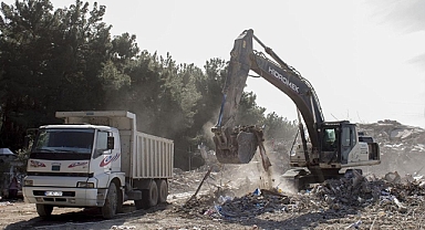 Belen'de ağır hasarlı binaların yıkımı ve enkaz kaldırma çalışmaları sürüyor