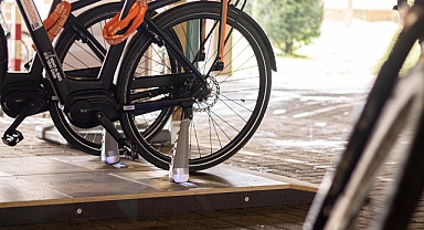 Bisikletleri Şarj Eden Yer Karosu