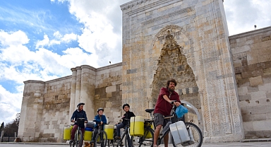 Bisikletleriyle dünya turuna çıkan Fransız aile tarihi Sultanhanı Kervansarayı'nda mola verdi