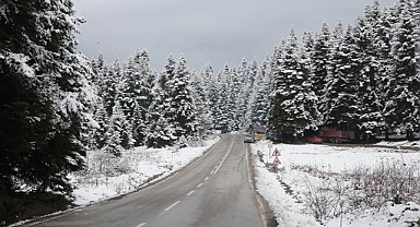 Bolu'nun yüksek kesimlerinde nisanda kar etkili oldu