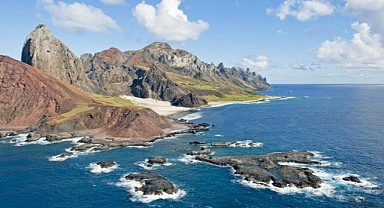 Brezilya kıyılarının bin kilometre açıklarındaki bir adada 'plastik kayalar' bulundu 