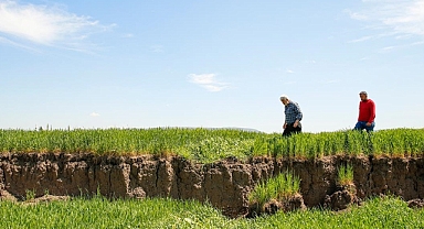 Deprem nedeniyle arazilerde 2 metreyi bulan çökmeler çiftçileri zorluyor
