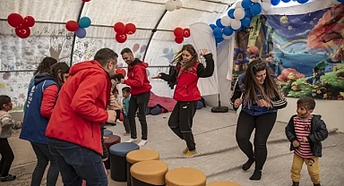 Depremzede çocuklar, konteyner kente kurulan etkinlik çadırında hayata tutunuyor 
