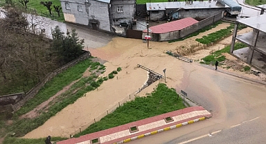 Diyarbakır'da sağanak yağış nedeniyle cadde ve sokakları su bastı