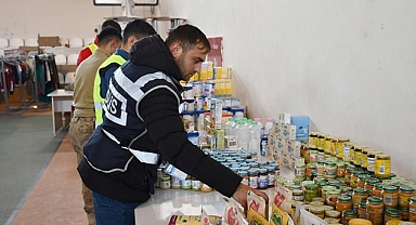 Doğanşehir'in kırsal mahallelerindeki depremzedelere ekipler hummalı çalışmalarla gıda kolisi ulaştırıyor