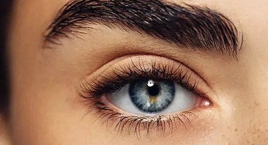 Dökülen kaşları daha gür ve sağlıklı çıkarıyor! Kalın kaşların sırrı, gece sürüp bekletmek gerekiyor