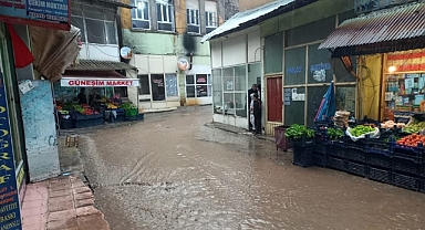 Elazığ'da sağanak su baskınlarına neden oldu