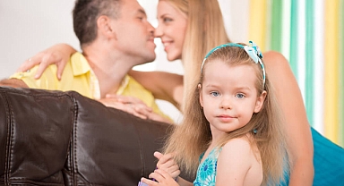 Elektra kompleksinde anne ve baba birbirinden uzaklaşmamalı 