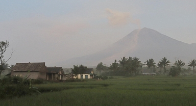 Endonezya'da Semeru Yanardağı kül püskürtmeye başladı