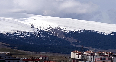 Erzurum, Kars ve Ardahan'da aralıklarla kar etkili oldu