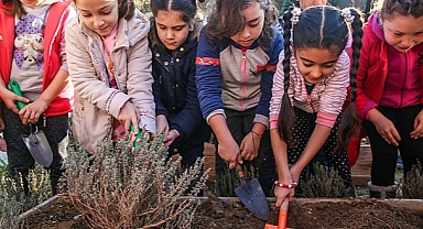 Geri dönüşüm ve doğa sevgisini birlikte öğreniyorlar