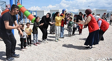 Gönüllü gençler, deprem bölgesinde çocuklara dokunuyor