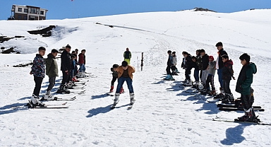 Hakkari'de bu yıl 5 bin 700 öğrenciye kayak eğitimi verildi