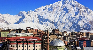 Hakkari'de ekipler nisanda da metrelerce karla mücadele ediyor