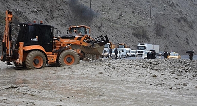 Hakkari-Van kara yolu heyelan ve toprak kaymaları nedeniyle kapandı