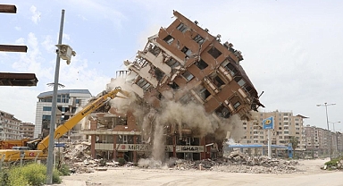 Hatay'da bina yıkım ve enkaz kaldırma çalışmaları 72 mahallede devam ediyor