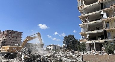 Hatay'da bina yıkım ve enkaz kaldırma çalışmaları 79 mahallede sürüyor