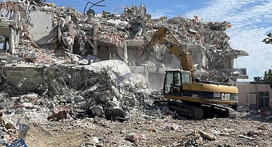 Hatay'da bina yıkım ve enkaz kaldırma çalışmaları sürüyor