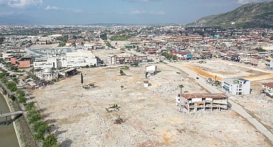 Hatay'da depremin ardından yıkılan yapıların enkazı kaldırılıyor
