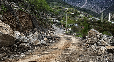 Hataylı köylü depremde hasar gören mahalle yolundaki çukurları toprakla dolduruyor