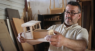 Hataylı marangoz ustası atölyesindeki atıkları maket arabaya dönüştürüyor