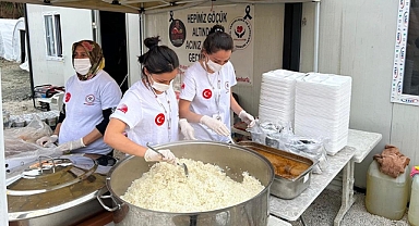 İskenderun'a çadır kent kuran İzmirli gönüllüler, afetzedelere gıda tedariki de sağlıyor
