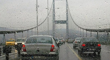 İstanbul'da sağanak yağış hayatı felç etti! Trafik yoğunluğu yüzde 76'ya kadar çıktı