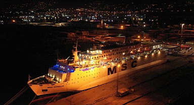 İtalyan şefler gemide hazırladıkları yemeklerle depremzedelere iftar sofrası kuruyor