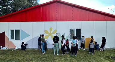 Kahramanmaraş’ta kurulan Kırmızı Çatı Çocuk Destek Merkezi “Oyun İyileştirir” diyerek çocuklarla buluşuyor