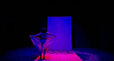 KARANLIKTA KADINLAR SARI GÖRÜNÜR, TİYATROSEVERLER İLE BULUŞMAYA DEVAM EDİYOR! 