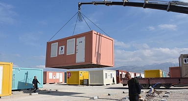 Katar'dan gelen konteynerlerden 743'ü Malatya'daki depremzedeler için kuruldu