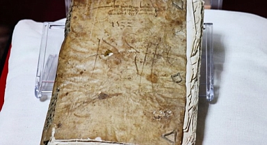 Kazakistan'da insan derisiyle kaplı 5 asırlık el yazması...