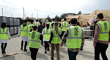 LOKMAN HEKİM SAĞLIK VAKFINDAN DEPREMZDE TIP FAKÜLTESİ ÖĞRENCİLERİNE BURS DESTEĞİ 